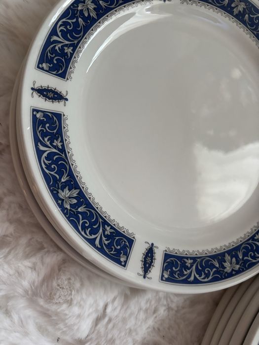 Чинии синьо и бяло