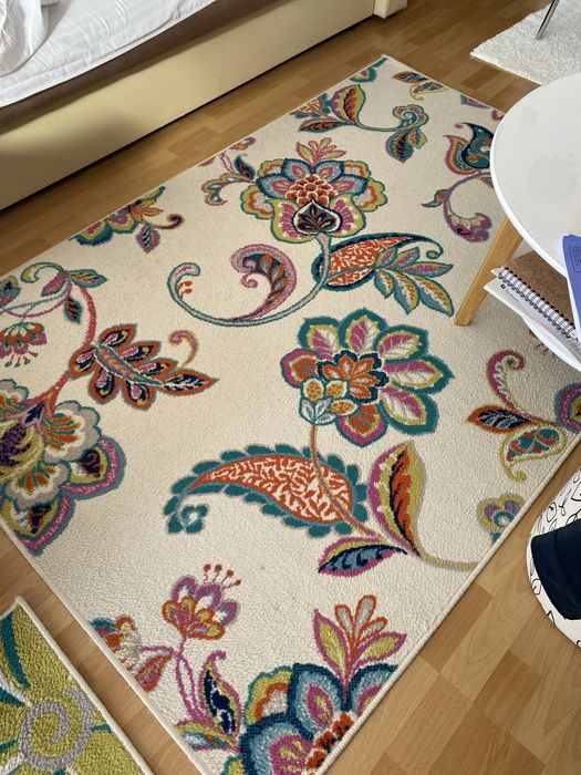 Covor camera zi bej cu verde