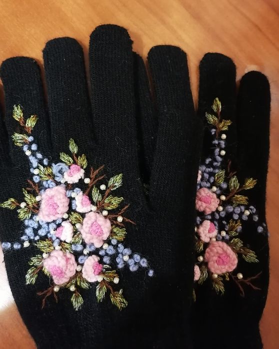 Женские перчатки с вышивкой