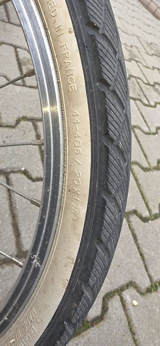 Vând bicicleta de copii cu roți de 20