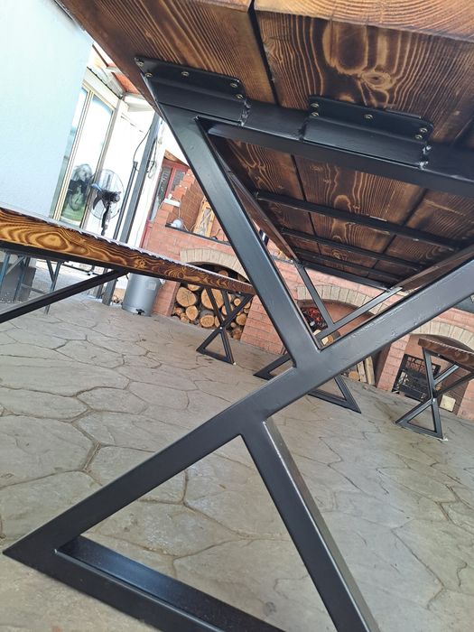 Masa cu bănci din fier și lemn.