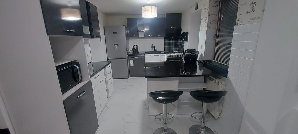 Proprietar, vând casa cu doua apartamente