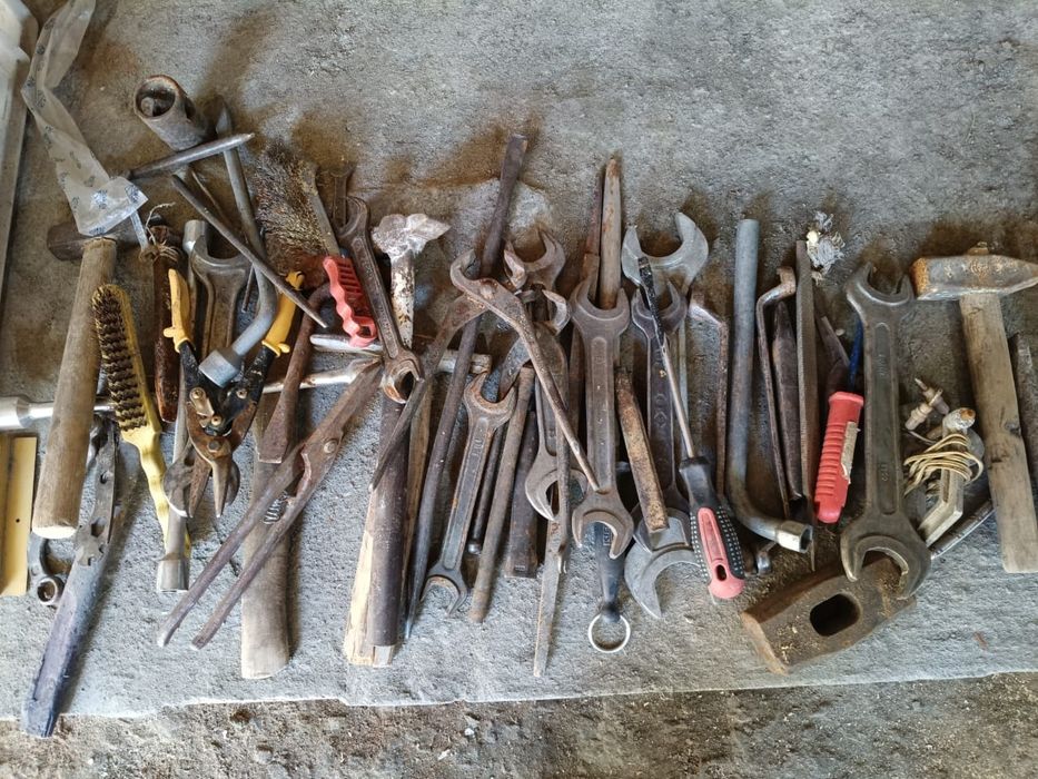 Продам лопаты, ключи.