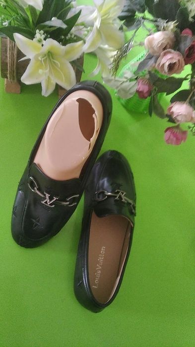 Ayollar oyoq kiyimlari