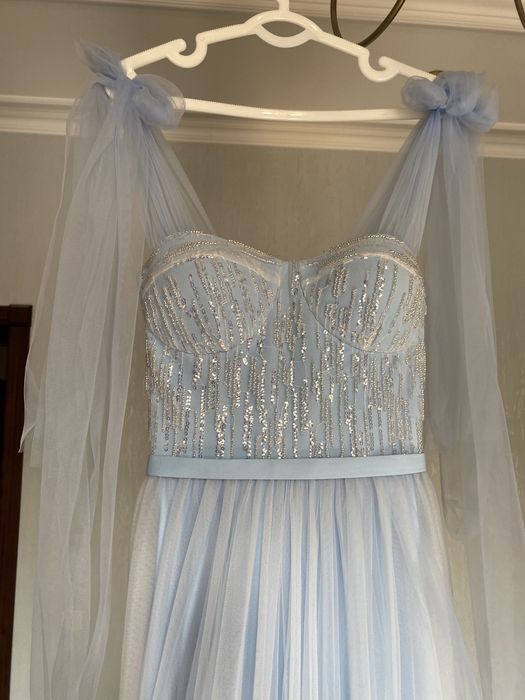 голубое вечернее платье