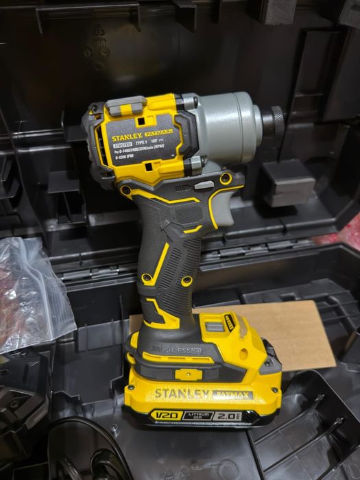 Mașina de insurubat cu impact Stanley 20v