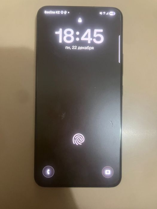 Galaxy S22 в черном цвете.