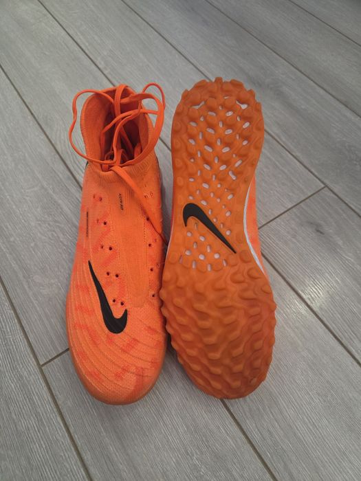 Продам качественные футбольные сороконожки Nike 39 размер
