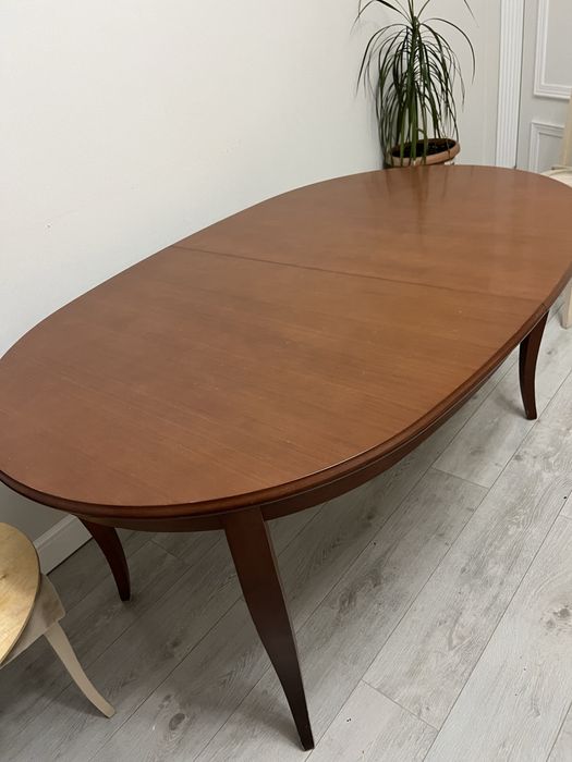 Продам стол в гостинную