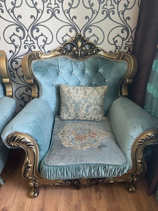 Диван с двумя креслами