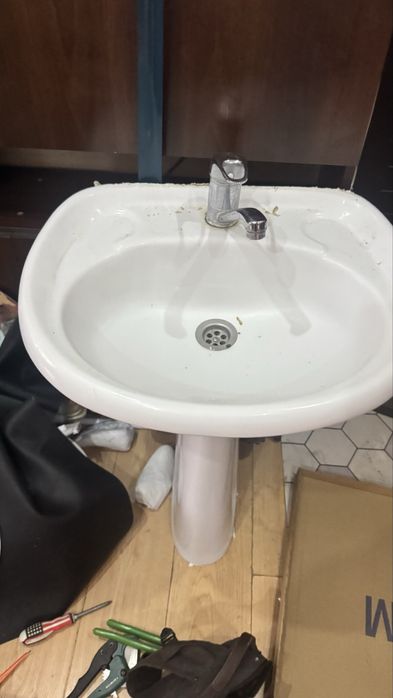 Раковина на стойке б/у