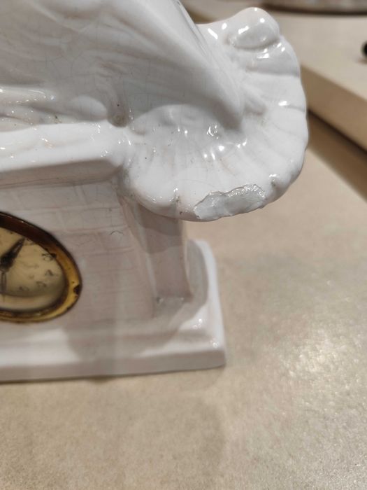 порцеланов часовник със гълъби