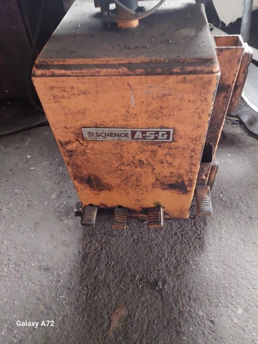 Машина за монтаж и демонтаж на гуми