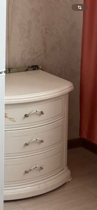 Продам стол, тумбочки