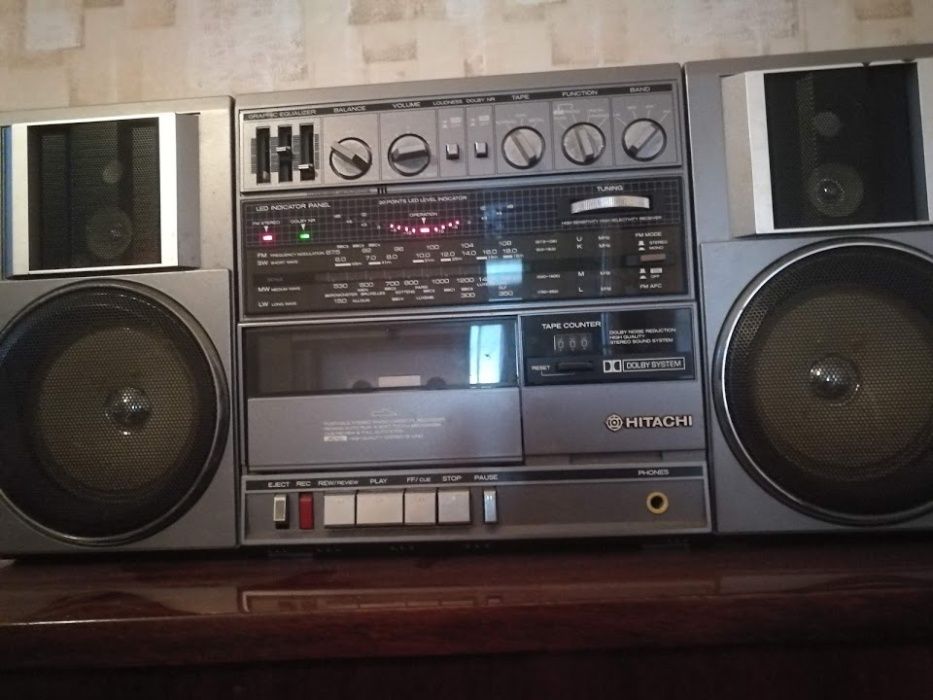 ретро радиокасетофон Хитачи състояние неразличимо от ново trk9100e