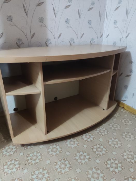 Тумба под ТВ, в хорошем состоянии