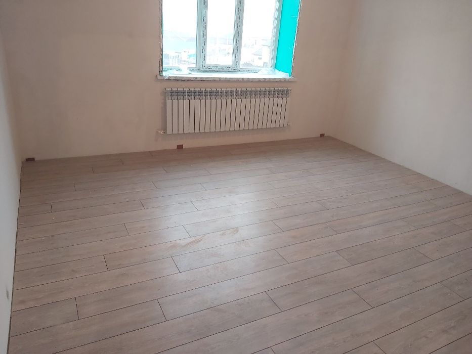 Укладка ламината, пластиковый откос