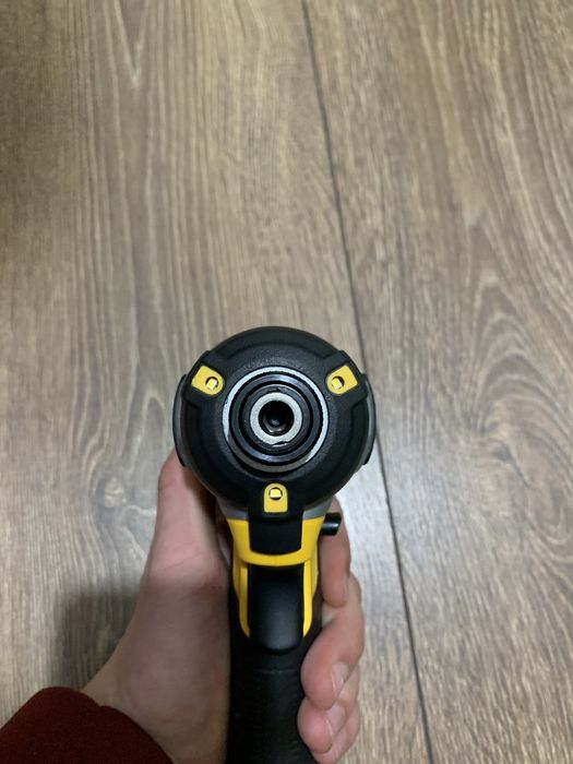 Шуруповёрт DEWALT DCF887
