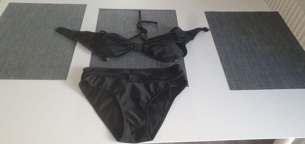 Vând costum de baie negru măsura M