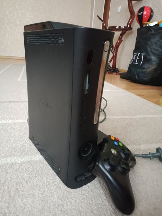Срочно !!! Xbox 360 в отличном состоянии