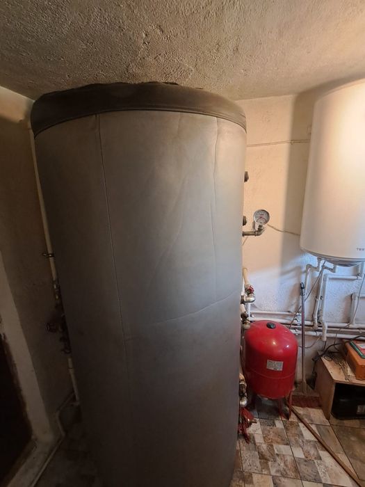 Vând centrala pe combustibil solid, puffer, boiler, pompa, vas expansiune