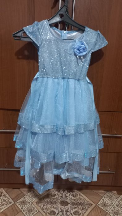 Продам нарядное платье на девочку