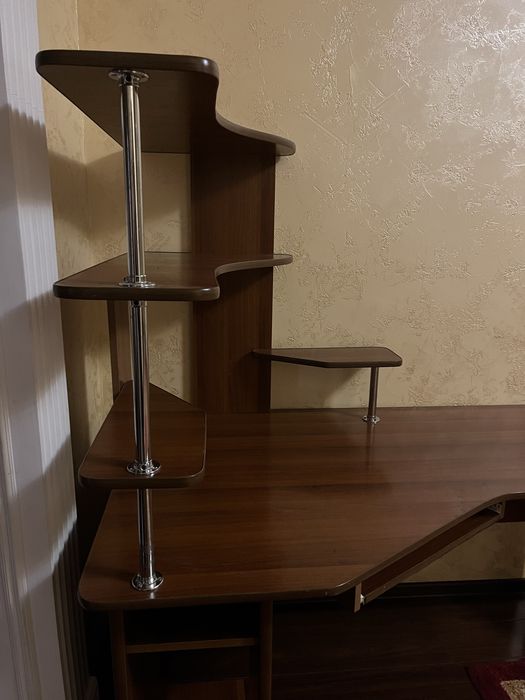 Письменный стол в хорошем состоянии