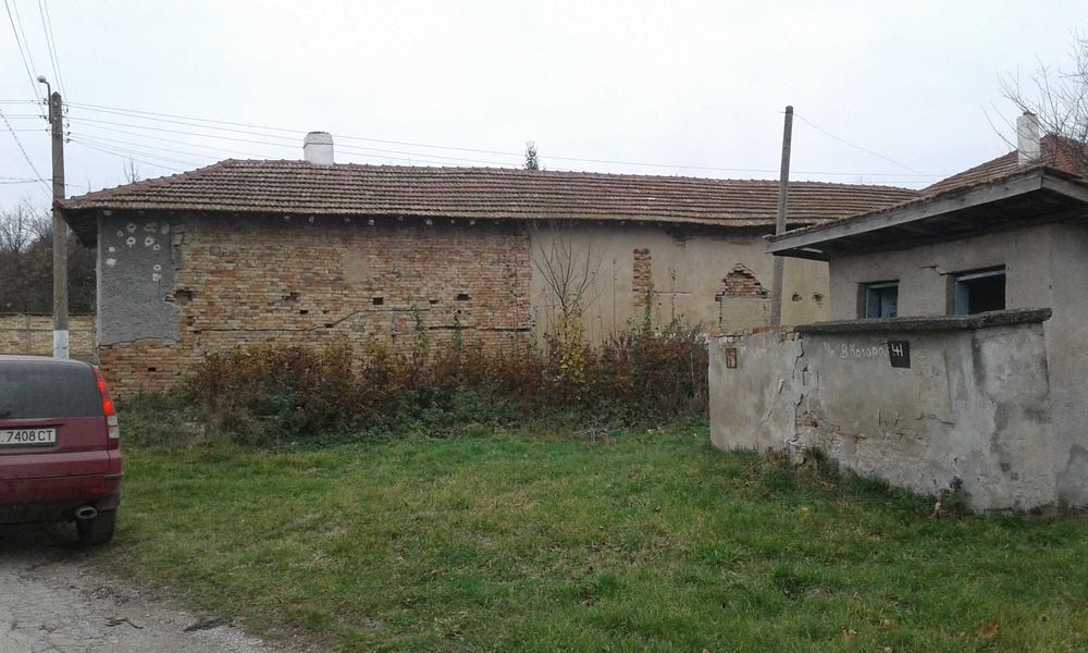 Тухлена къща !!! и  селскостопански постройки  село Горна Кабда