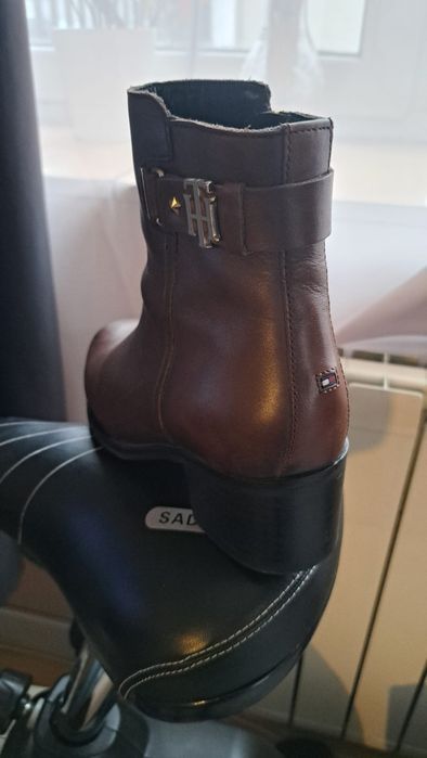 Botine Tommy Hillfiger originale elegante, vin bine pe picior subtiind