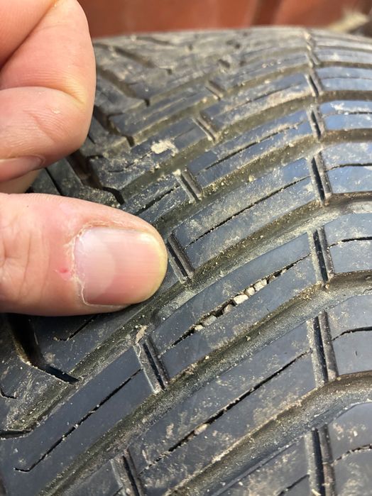 Всесезонни гуми CONTINENTAL 235/40/19 цената е за двете!