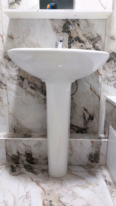 Раковина на ножке