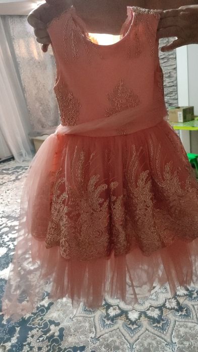 Продам платья на девочек 5 лет