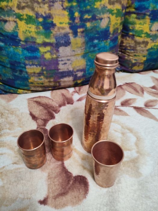 Медный кувшин со стаканами
