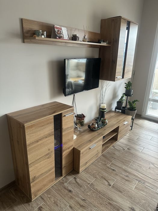 Продавам секция с подарък маса и стол за балкон