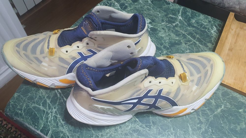 Продам Кроссовки известной фирмы ASICS