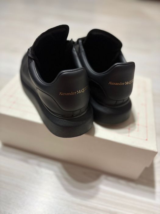 Vand adidasi Alexander McQueen!