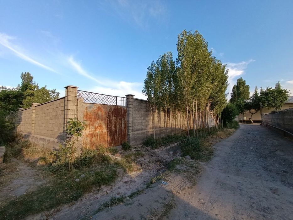 Hovli uchaska sotiladi