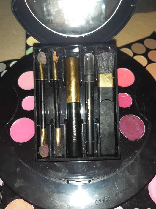 Trusa de machiaj Douglas