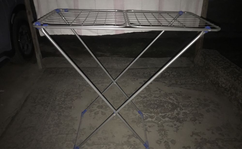 Весы,тумбочки, стол, дверь,сушилка для белья