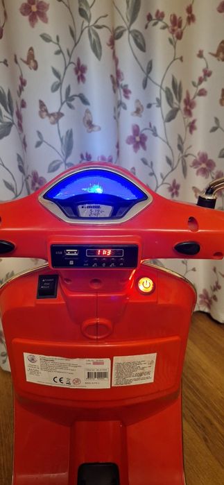Scuter electric pentru copii Vespa