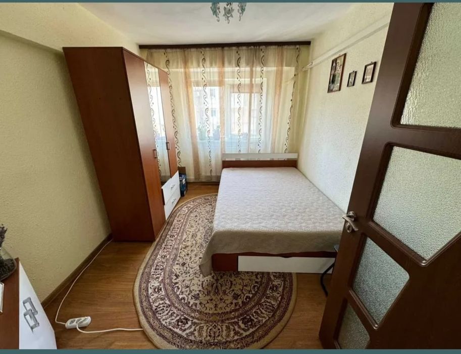 închiriez camera apartament