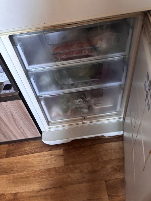 Холодильник с морозильной камерой