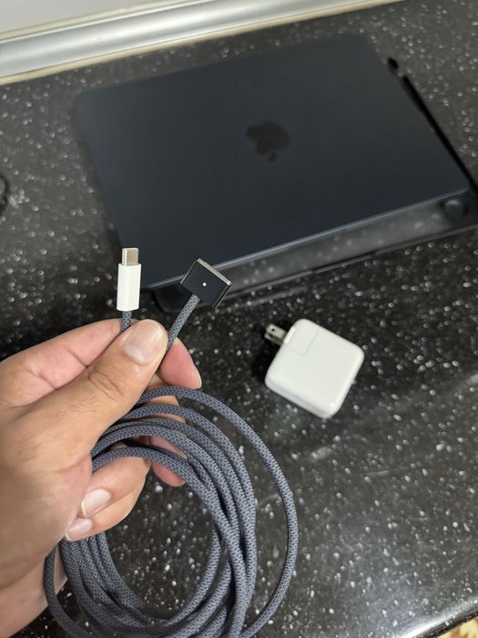 MacBook Air M3 100%