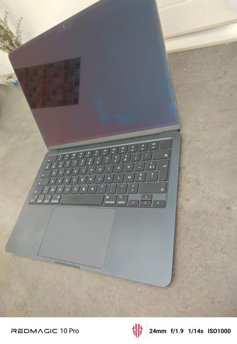 Macbook Air  a2681