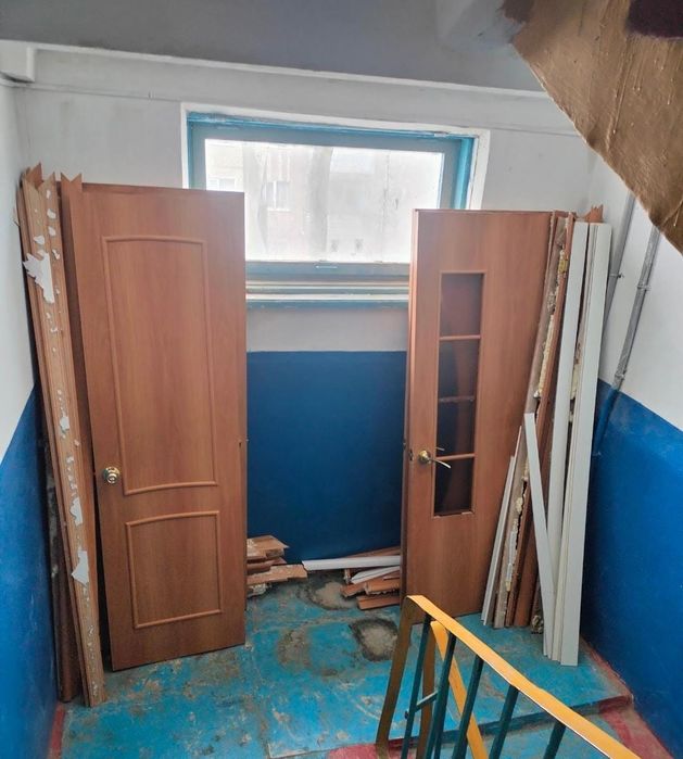 Отбасы даром, мед.комнатную двери