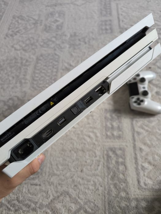 Продам ps 4 pro в белом цвете