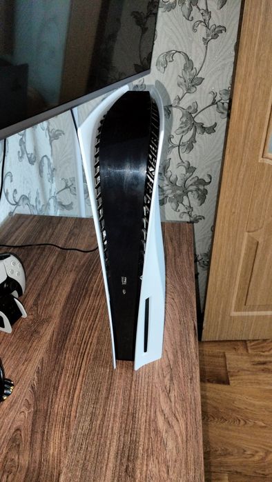 Плейстейшен 5 с двумя джойстиками