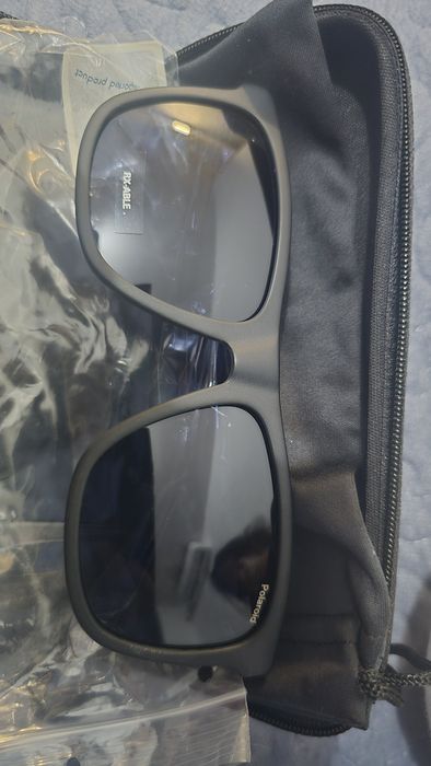 Vând ochelari Polaroid noi