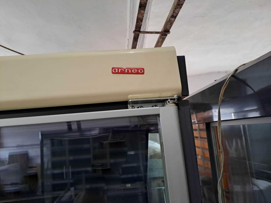 Хладилна витрина Arnec вертикална