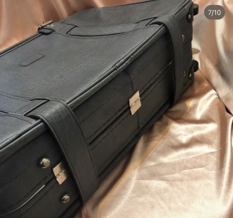 Geamantan vintage cu o culoare deosebită, prezintă roți